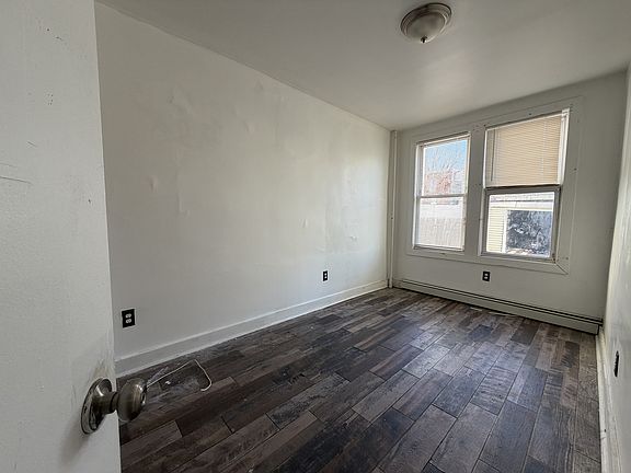 4th image of 172 Fulton Ave #1