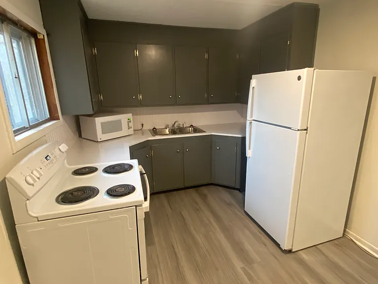 102 Frank St — Photo 3