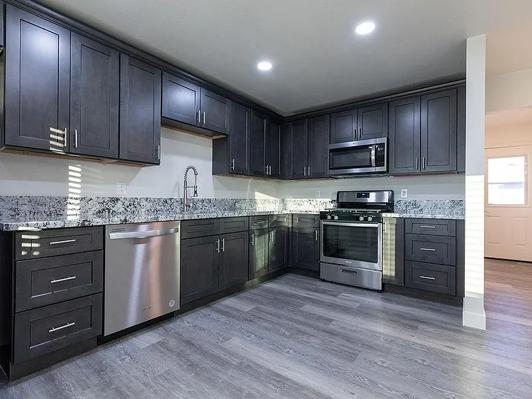 810 N Fairview St — Photo 2