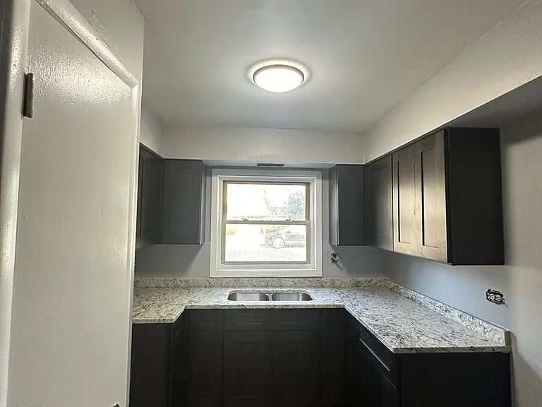 1015 E 150th Pl #3E — Photo 7