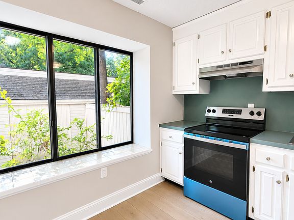 5th image of 5 Farmington Chase Crescent