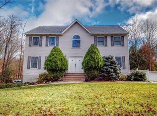 48 Cragmere Rd, Airmont, NY 10901