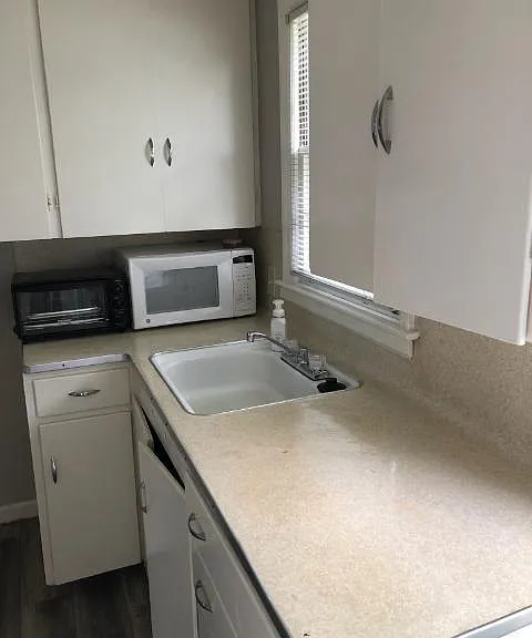 2702 W Maple St — Photo 6