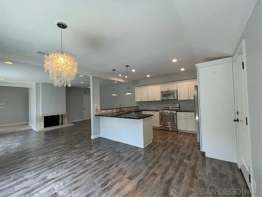 3 bed, 2.0 bath, 1368 sqft, $6,100 — Photo 3