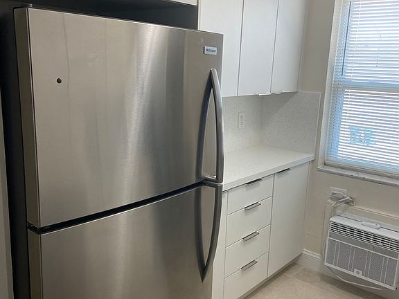 4th image of 1075 NE 39th St #207-25