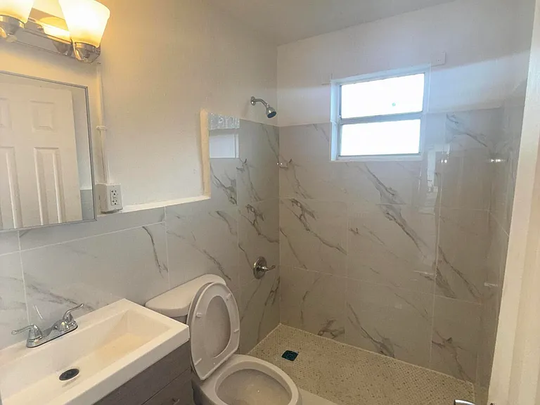 1015 SW 8th St #2 — Photo 6