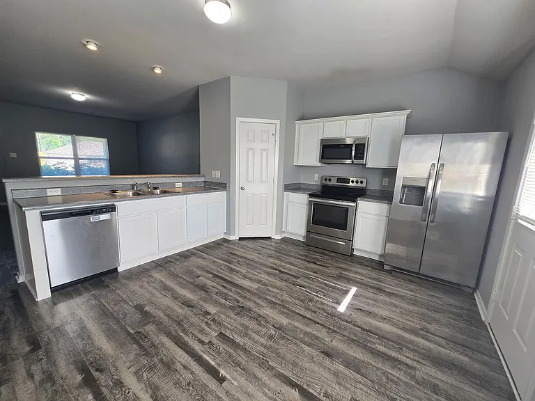 2416 Kenneth Dr — Photo 3