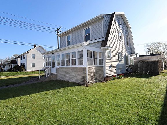 3rd image of 216 N Victoria St