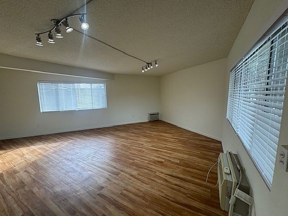 2nd image of 3906 La Crescenta Ave #8