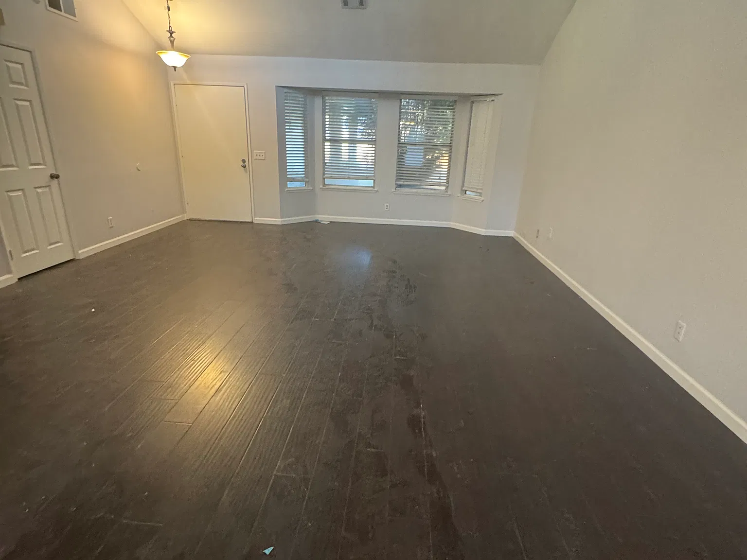 4 bed, 3000 sqft, $3,300 — Photo 2