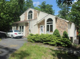 3206 Carlisle Ct, Bushkill, PA 18324