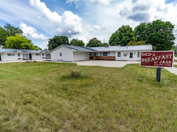 715 N John Wayne Dr, Winterset, IA 50273