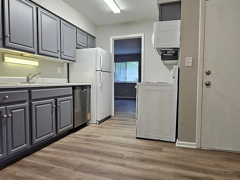 3030-3032 Creekview Circle — Photo 1