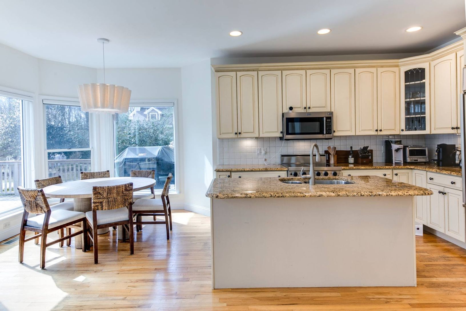  CHEF'S KITCHEN/BREAKFAST AREA