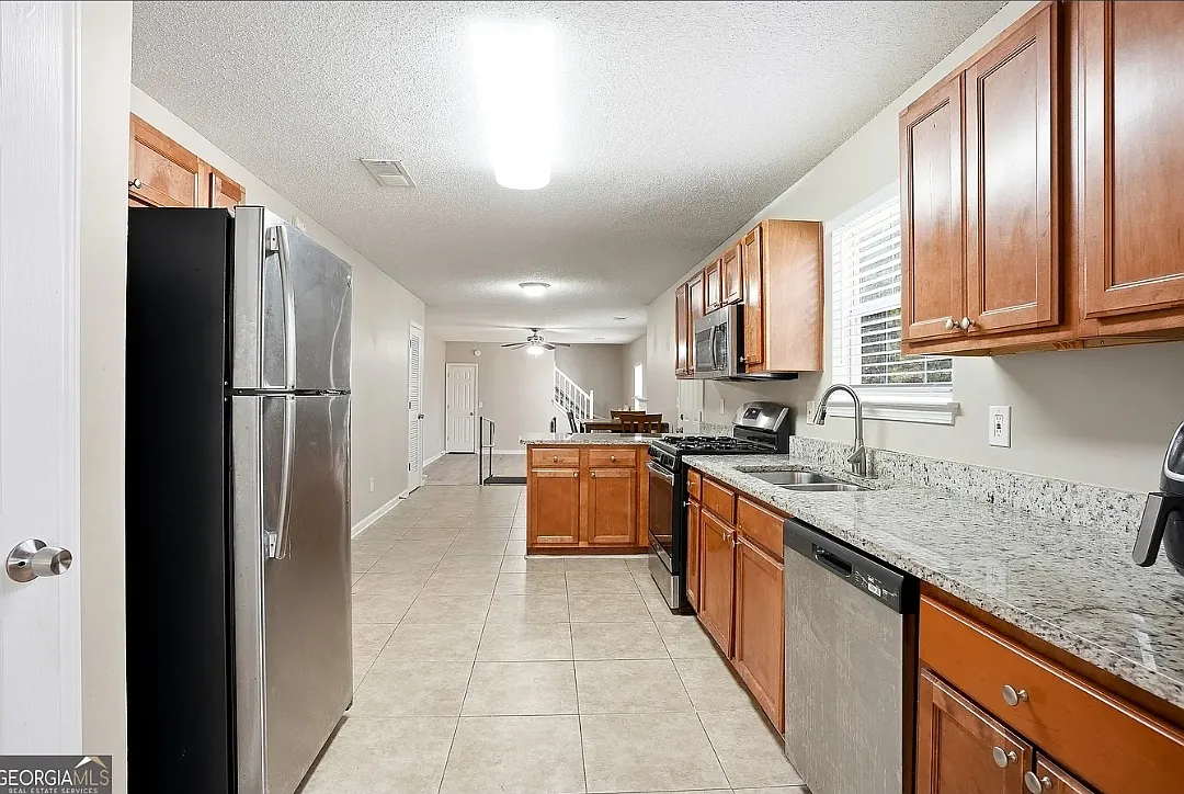 5 bed, 3026 sqft, $3,200 — Photo 2