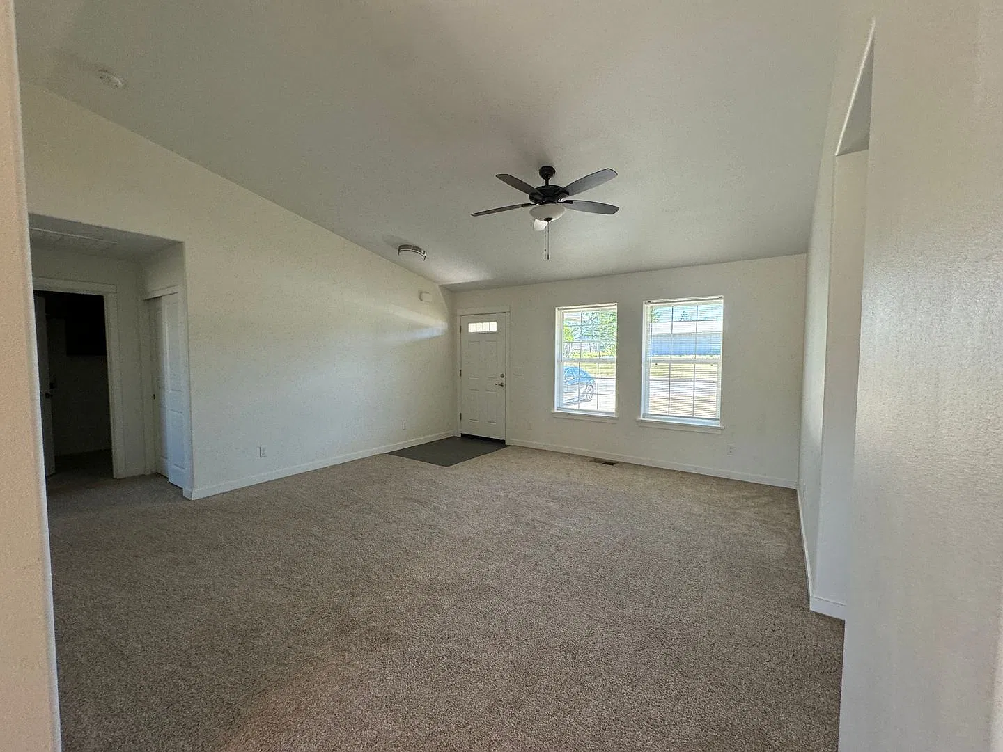 Newer Sutherlin 3 Bedroom Home in New Development — Photo 3