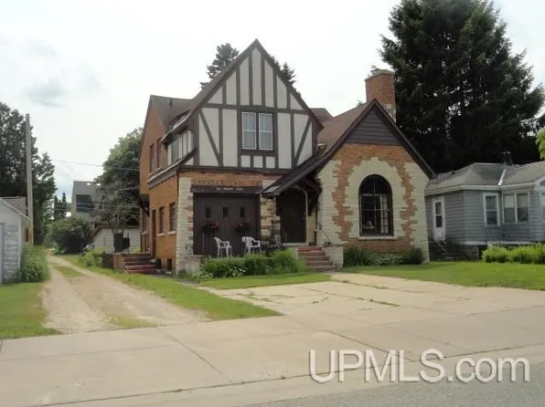130 E Onota St, Munising, MI 49862