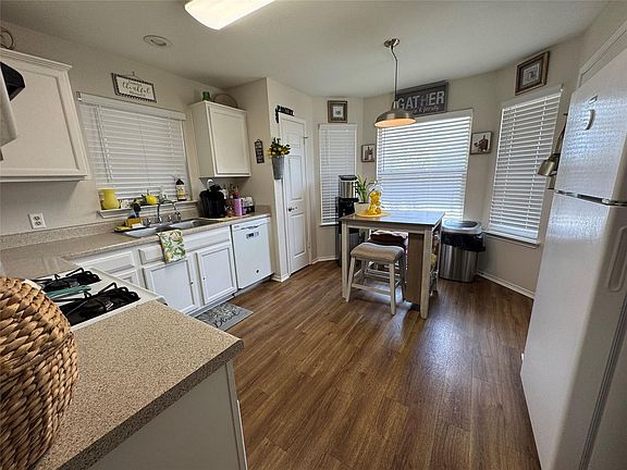 3rd image of 1015 Thackeray Ln