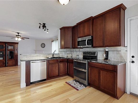 3rd image of 707 Park View Ave