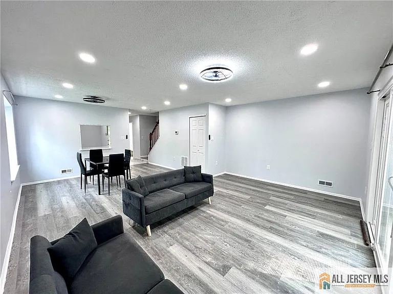 102 Goodwin Dr — Photo 7
