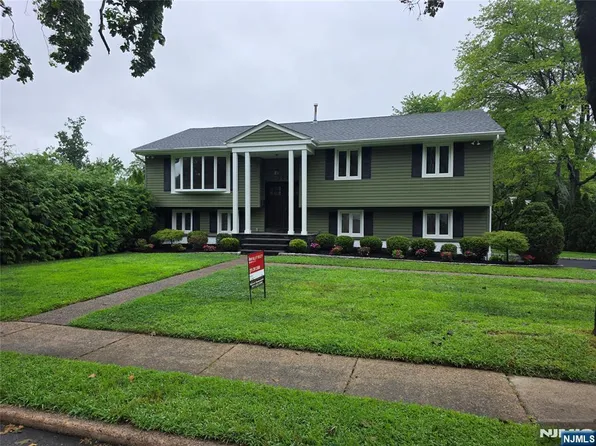 377 Chelsea St, Paramus, NJ 07652
