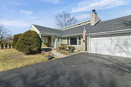 836 W Everett Rd Photo 1