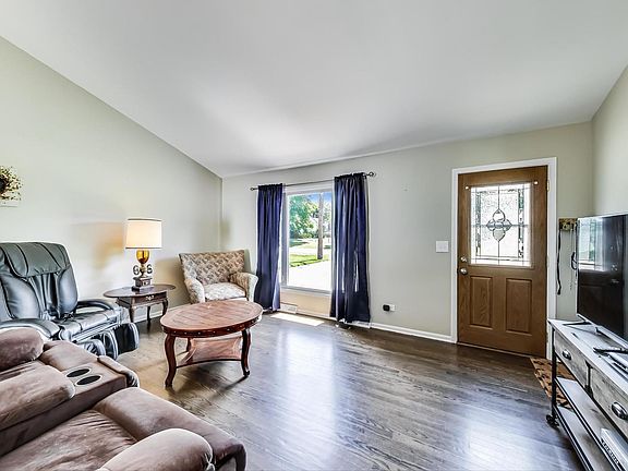 2nd image of 25582 W Wacker Dr