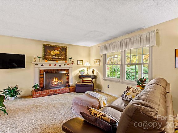 3rd image of 105 Buckingham Pl