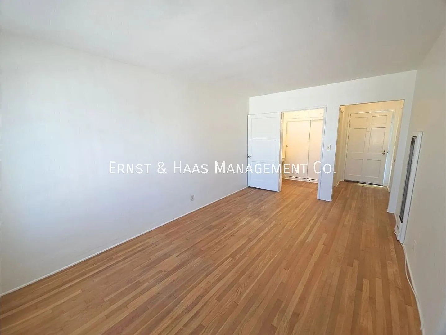 Studio Apartment Just Steps From the Marina! — Photo 4