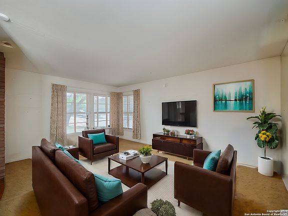 4th image of 143 GREEN MEADOW BLVD