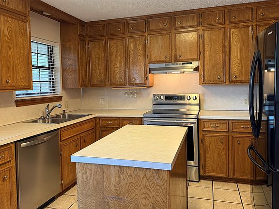 5th image of 925 Reeves St