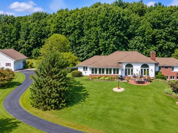 N4655 Quintessence Ct, New London, WI 54961