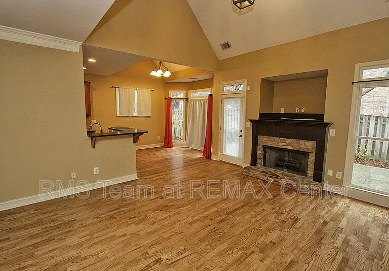 1360 Eastgate Ct SE — Photo 8