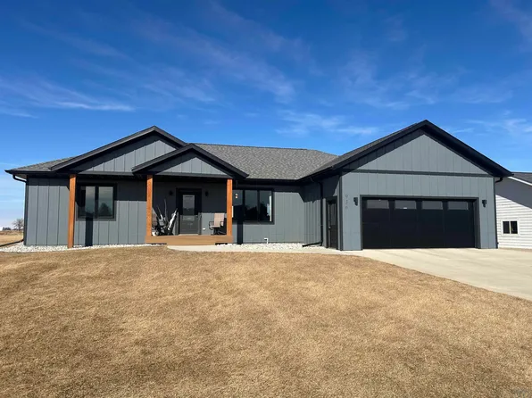 936 14th Street Cir NE, Sioux Center, IA 51250