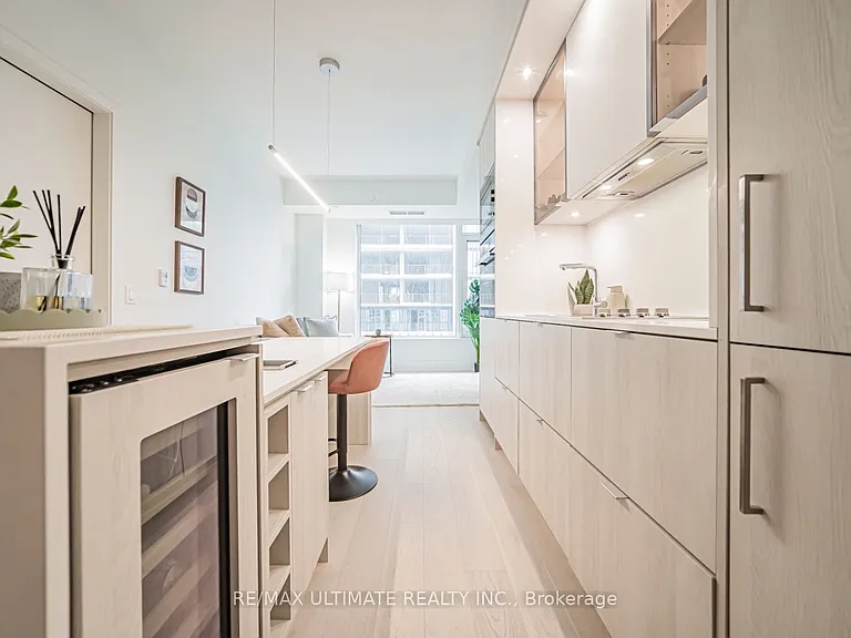 11 Yorkville Ave #1902 — Photo 8