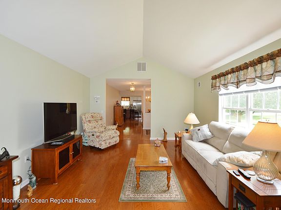 5th image of 2788 Lenox St