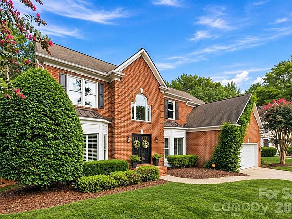 3rd image of 7337 Versailles Ln