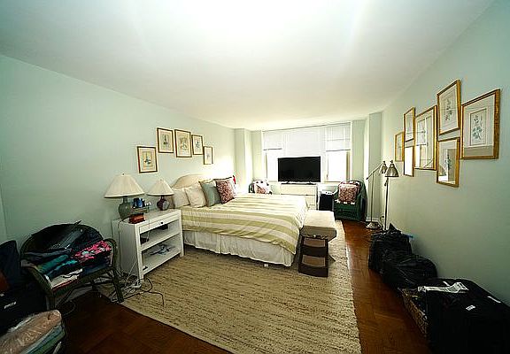 5th image of 160 E 84th St APT 12B