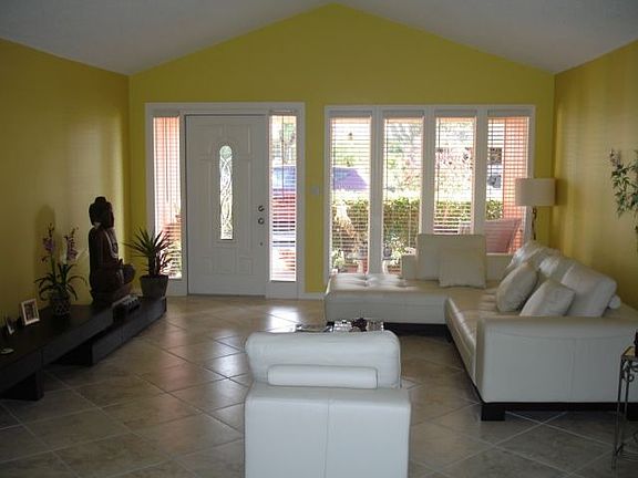 Living Room/Entrance