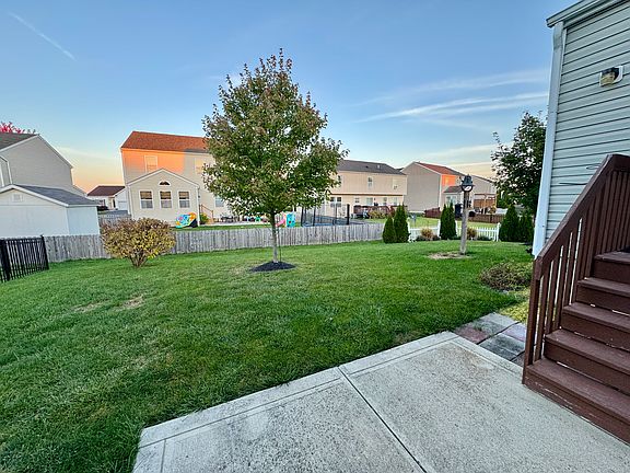 4th image of 207 Weeping Willow Run Dr