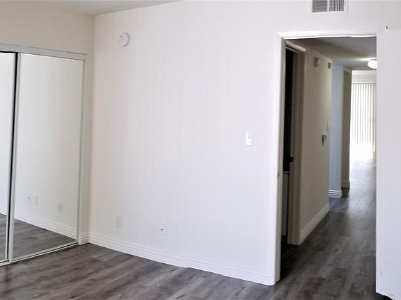 2nd image of 870 Crenshaw Blvd #202