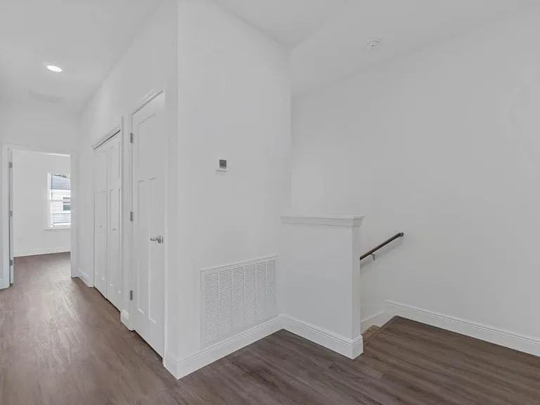 533 Hill Ln — Photo 11