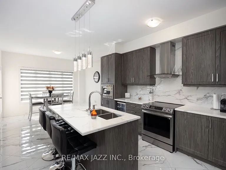 131 Courtney St — Photo 6