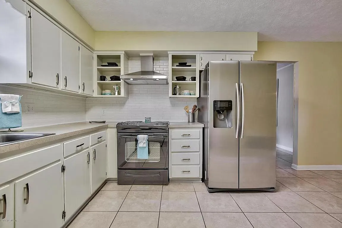 4 bed, 2700 sqft, $2,675 — Photo 3