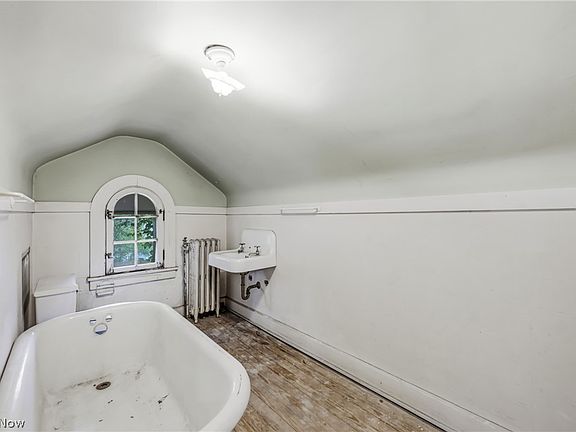 33rd image of 2318 Selma Ave