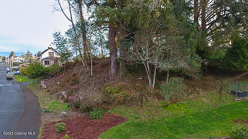 5th image of 589 Clatsop Ave