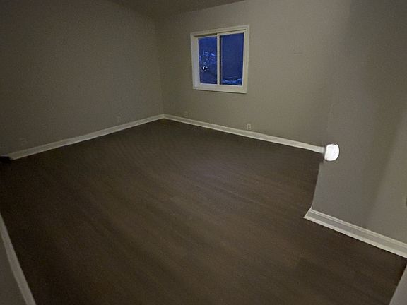 2nd image of 2005 Russell St