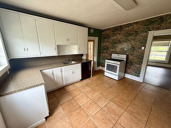2nd image of 904 W Oak Ave