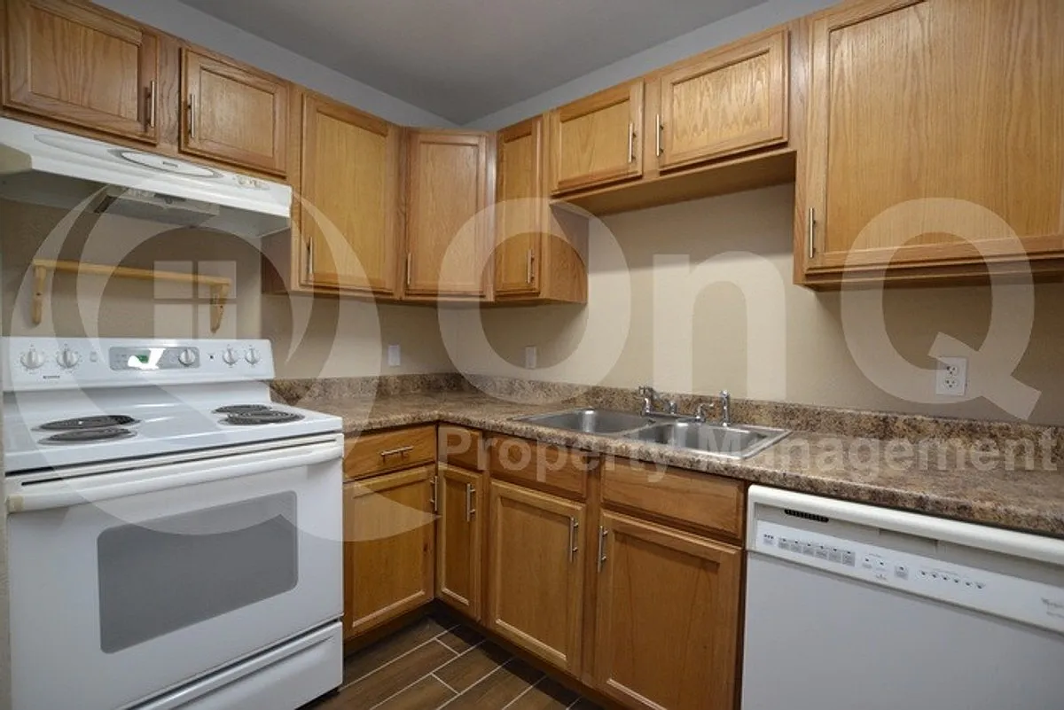 1 bed, 1.0 bath, 555 sqft, $999 — Photo 2