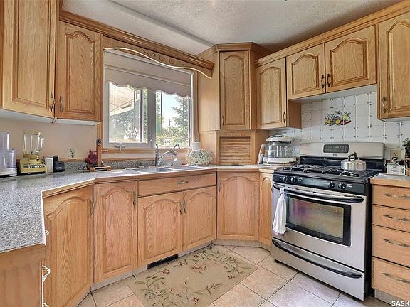 4th image of 222 Lorne St N